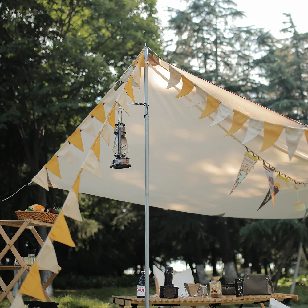 Açık kamp ekipmanları malzemeleri kamp çadırı atmosfer dekorasyon sahne düzeni kamp bayrağı tuval üçgen kiraz kuşu