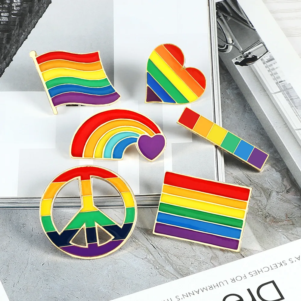 50 ADET LGBT Bayrağı Gökkuşağı Kalp Broş Barış Aşk Emaye Pimleri Giysi Çantası Gurur Aksesuarları Eşcinsel Lezbiyen Simge Rozeti Unisex Takı