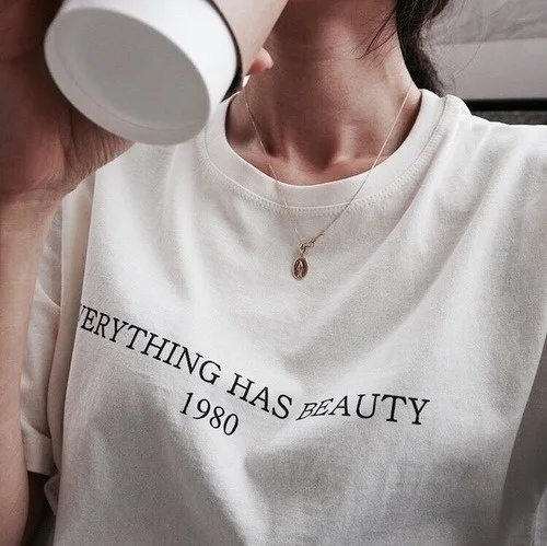 Skuggnas Her Şey Var Güzellik 1980 Harfler T-Shirt Kadın Komik Grafik Tee Casual estetik tumblr grunge sloganı Gömlek tops