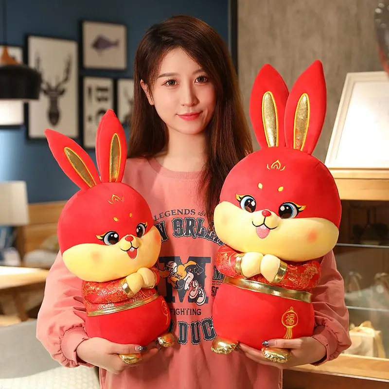 Sevimli 2023 Dilek Mutlu Yeni Yıl Büyük Kırmızı Tavşan peluş oyuncak Servet Maskot Doldurulmuş Bebek doğum günü hediyesi Çocuklar İçin Şenlikli Süs