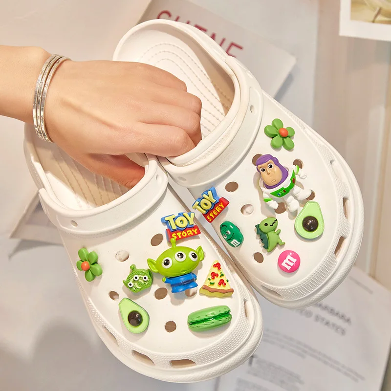 Oyuncak Hikayesi Serisi ayakkabı tokası Buzz Lightyear Alien Seti Takunya Süslemeleri Anime PVC Sandalet Aksesuarları Hatıra Çocuklar X-mas Hediyeler