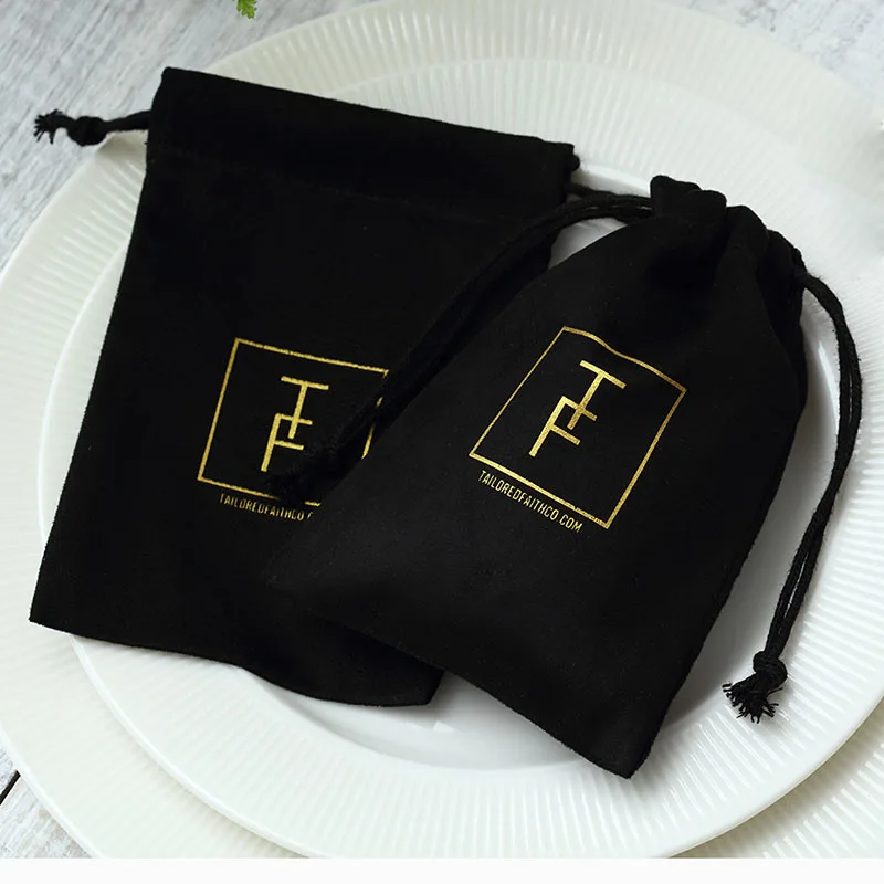 100 Kişiselleştirilmiş Logo Adı Baskı Flanel İpli hediye keseleri Takı Ambalaj Torbalar Düğün Favor Şeker Kılıfı Kozmetik Çantaları
