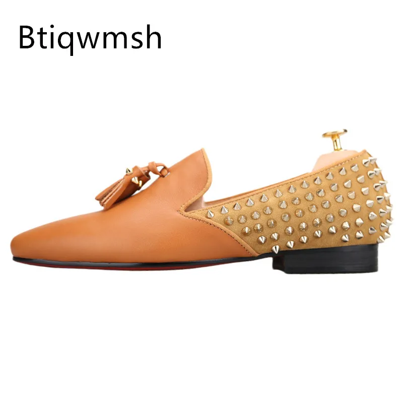 Kahverengi Çivili makosen ayakkabı Erkekler Sivri Burun Püskül Perçin düz ayakkabı Üzerinde Kayma Erkek Moda parti ayakkabıları